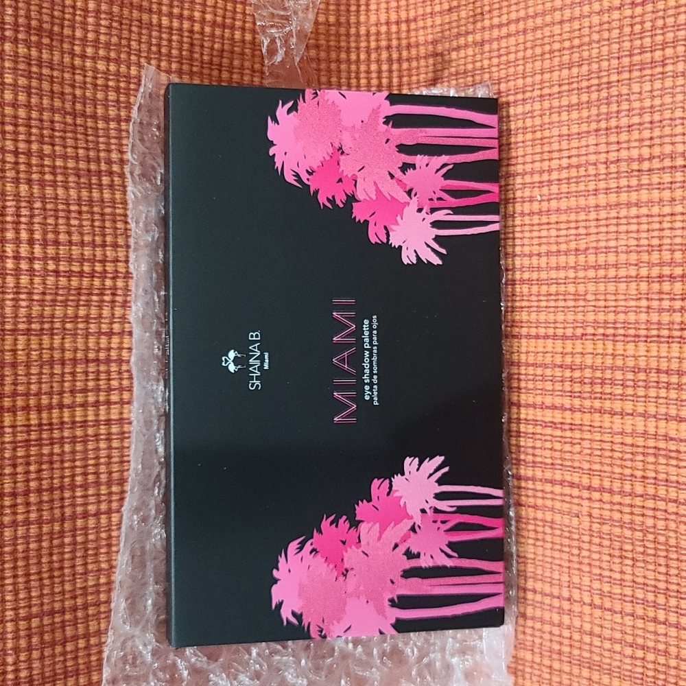 SHAINA B  8 Metallic eyeshadow palette.